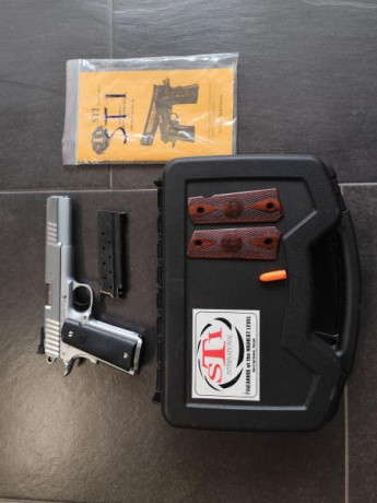 Pistola 1911 inoxidable, 9mm PB. Dos juegos de cachas, maletín original, fannel para entrada cargador 02