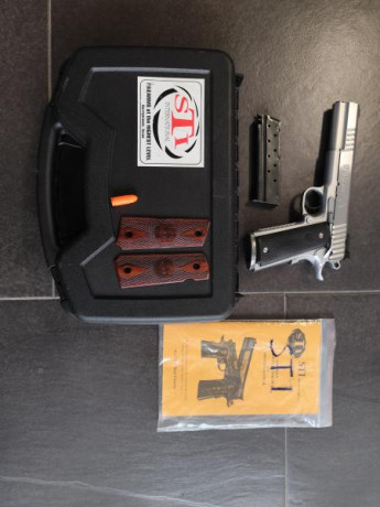 Pistola 1911 inoxidable, 9mm PB. Dos juegos de cachas, maletín original, fannel para entrada cargador 01