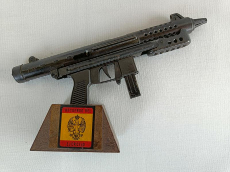 Réplica en metal del subfusil Z-70 fabricada en los años 70

El gatillo es móvil para hacer un clic, el 02