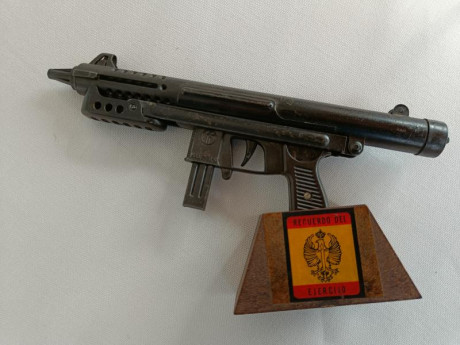 Réplica en metal del subfusil Z-70 fabricada en los años 70

El gatillo es móvil para hacer un clic, el 01