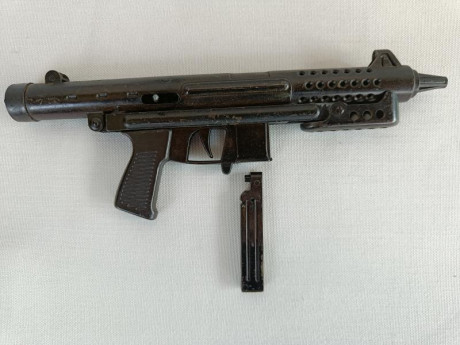 Réplica en metal del subfusil Z-70 fabricada en los años 70

El gatillo es móvil para hacer un clic, el 00