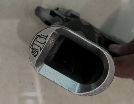 Se ofrece magnífica pistola STI Apeiro cal.40SW  :
* Cañón Schuemann de  tipo Islam rampado de 5” pesado. 20