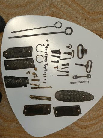 Se venden varias cachas, tornillería, botones de cartucheras, baquetas y otras piezas de antiguas armas 02