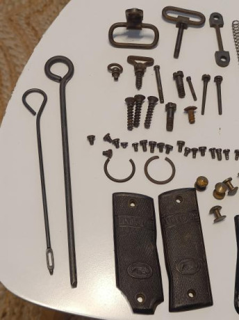 Se venden varias cachas, tornillería, botones de cartucheras, baquetas y otras piezas de antiguas armas 01