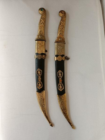 Vendo dos dagas decorativas de origen turco fabricadas aproximadamente en los años 70.

La hoja es curva, 02