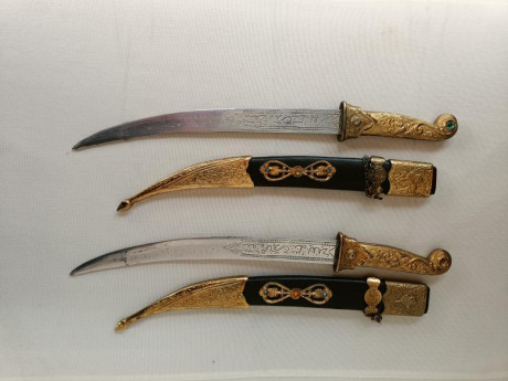 Vendo dos dagas decorativas de origen turco fabricadas aproximadamente en los años 70.

La hoja es curva, 00