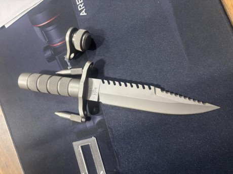 Buenas compañeros, pongo a la venta este precioso cuchillo, una referencia en los cuchillos de Supervivencia. 10