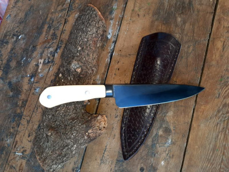 Saludos, 

Por compartir de vez en cuando alguna cosa, os cuelgo imágenes de un cuchillo gaucho (facón, 92