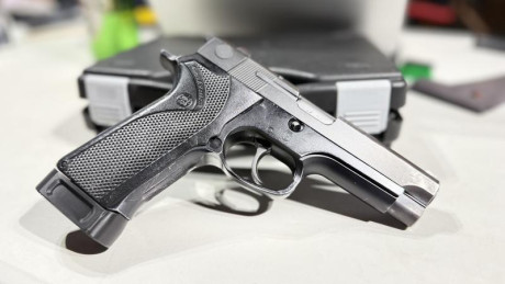 Se vende 9 mm con 2 cargadores y maletín, funcionando correctamente sin  interrupciones y buena agrupación, 02