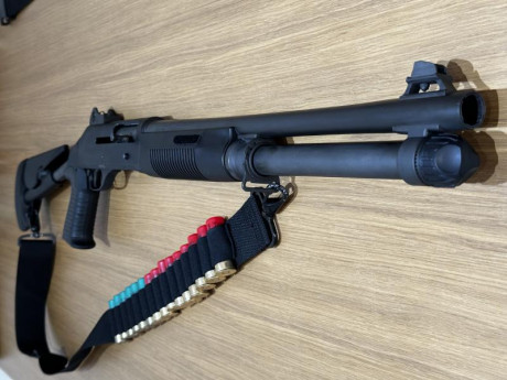 Vendo Benelli M4, totalmente de serie, con culata telescópica y  tubo con capacidad para 7 cartuchos, 02