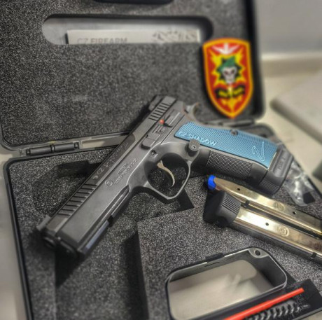 Hola amigos! ya que se muestran tantas armas buenas creo que a los propietarios de una cz 75 se nos tendría 30