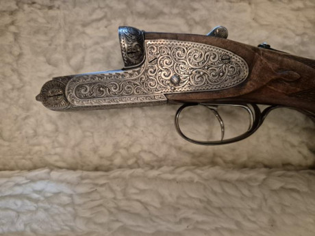 Hola

Aquí os dejo alguna fotografía de esta paralela del 12/70 fabricada en 1982 por Maguregui.

Dos 01