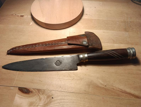 Saludos, 

Por compartir de vez en cuando alguna cosa, os cuelgo imágenes de un cuchillo gaucho (facón, 120