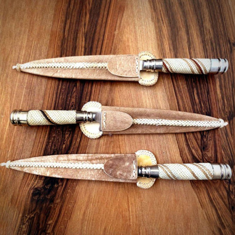 Saludos, 

Por compartir de vez en cuando alguna cosa, os cuelgo imágenes de un cuchillo gaucho (facón, 140