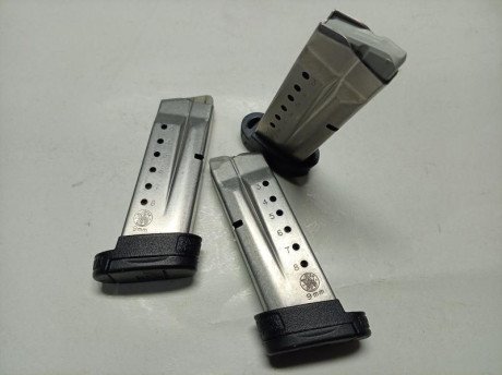 Hola, pongo a la venta dos cargadores de Smith y Wesson MP Shield del calibre 9mm Parabellum y 8 cartuchos 60