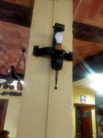 Hola buenos días, un amigo ha cambiado la decoración de su restaurante y vende diversos muebles rústicos 21