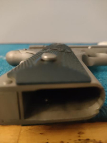 Un amigo pone en venta su 1911. En buen estado,2 cargadores, maletín original. Miras NOVAK,y otra igual 112