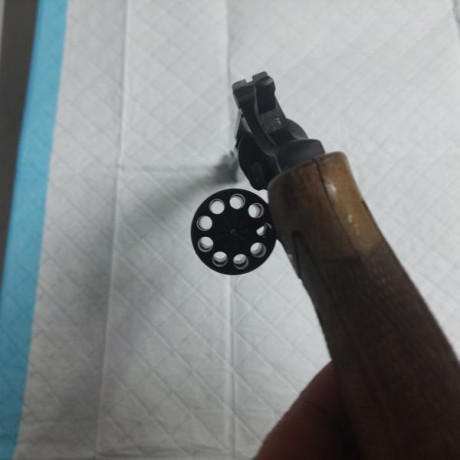 En Venta revolver ASTRA CADIX 22lr de 6". Bien conservado, miras regulables en alza y deriva, doble 01