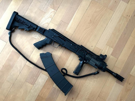 Se vende escopeta Saiga calibre 12/76, semiautomática, modificada por Armería Casa Puntos con freno de 00