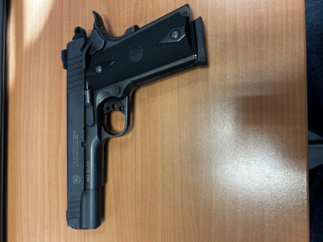 Vendo esta preciosa Taurus PT 1911 del 45 acp, con muy pocos disparos. Regalo cachas de madera, fundas 02