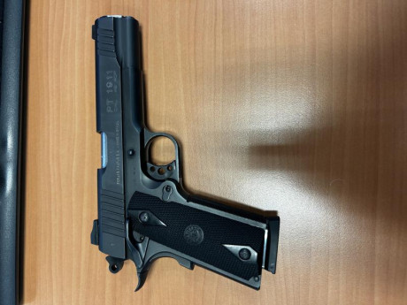 Vendo esta preciosa Taurus PT 1911 del 45 acp, con muy pocos disparos. Regalo cachas de madera, fundas 01