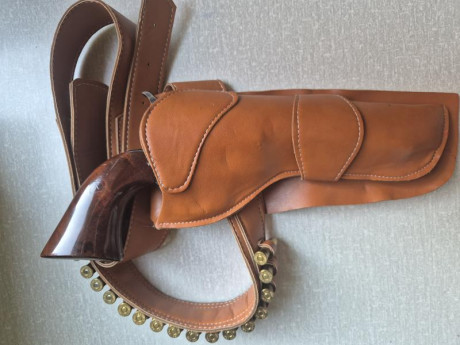 Vendo Revolver Aldo Uverti " El Pacificador " en 357 con muy pocos tiros, lo vendo en 425 euros, 02