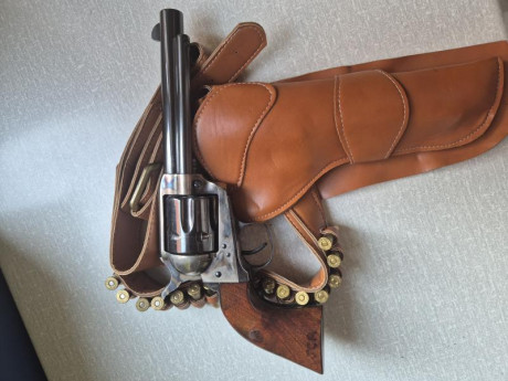 Vendo Revolver Aldo Uverti " El Pacificador " en 357 con muy pocos tiros, lo vendo en 425 euros, 00