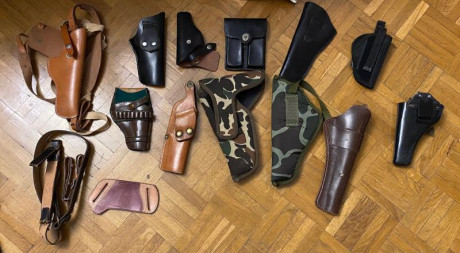 Vendo lote de fundas varias  como se ven en la foto entre 10 y 15 euros  pieza,  100 euros  todas es un 00