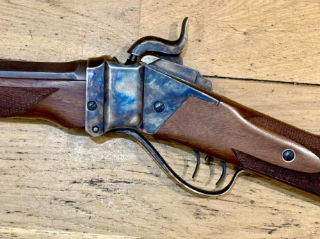 urnas tardes a todos, ahora le ha llegado el turno a mis rifles. El primero es un 1863 Sharps Sporting 11