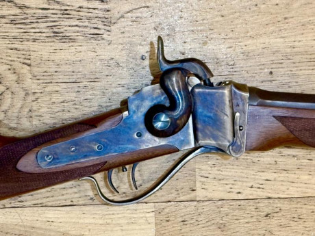 urnas tardes a todos, ahora le ha llegado el turno a mis rifles. El primero es un 1863 Sharps Sporting 10