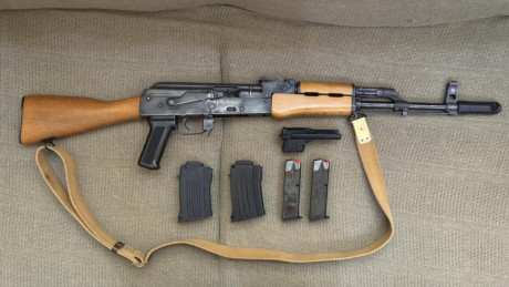 Se vende Rak-9 calibre 9mm. Réplica de AK47. Marca Chiappa. Muy pocos disparos. La compré hace menos de 00