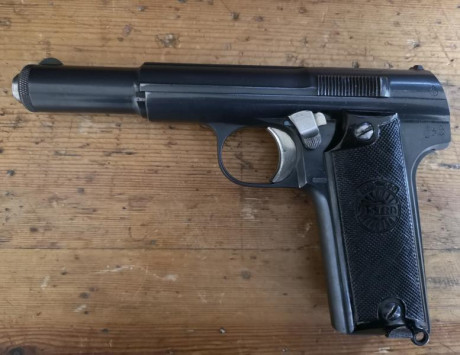 Astra 600 cal. 9x19 Parabellum, en perfectas condiciones de tiro y excelente estado de conservación. Incluye 02