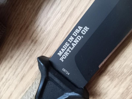 Vendo Gerber StrongArm Coyote con filo Liso, hoja fabricada en acero 420HC con revestimiento cerámico 22