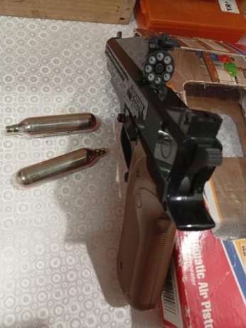 Pongo a la venta esta pistola de colección.
1008 REPEATAIR CROSMAM
Tiene años, pero guardada como una 20