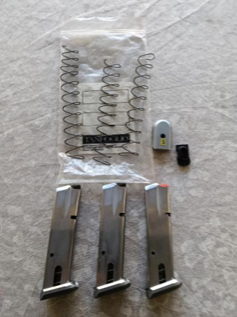 A la venta 3 cargadores tanfoglio de 17 de capacidad..precio 35 cada uno..están en Barcelona
Si se quieren 00