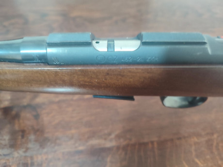 Se vende carabina CZ 452-2E ZKM en calibre .22 WMR (.22 Magnum), un modelo clásico muy apreciado por su 00