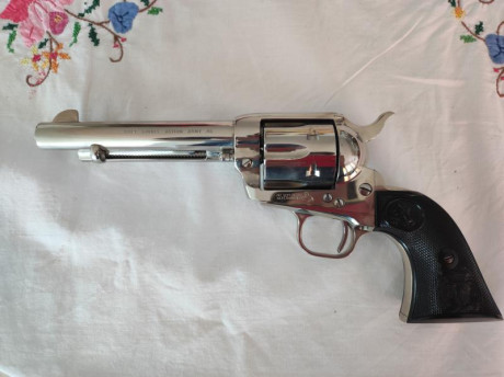 *VENDIDO* COLT SINGLE ACTION ARMY CON CAÑÓN 5"1/2.
ACABADO NICKEL.
ESTADO DE CONSERVACIÓN IMPECABLE 01