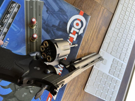 Buenas,

Vendo replica airsoft de revolver Colt Python de metal.

Precio: 75€

Funciona perfectamente. 02