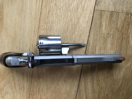 Por tema de cupo y deseo de nueva adquisición saco a la venta este revólver de colección.
 
Es un 686 20