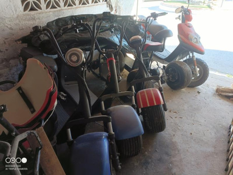 Como reza el titulo tengo guardadas y cogiendo polvo literalmente;
-2 citycocos de 2 ruedas con baterías 00