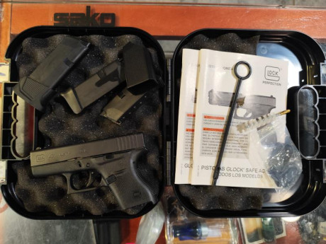 Hola pongo en venta la Glock 43 con su maletín completo y tres cargadores.Precio 400 eur.Telefono 671073154. 02