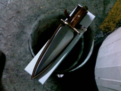 Pues eso, tengo un cuchillo de 18cm de hoja, 16cm de filo liso y en el otro lado tiene una ligera sierra, 71