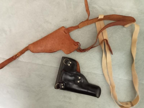 Muy buenas.
Vendo estas fundas de buen cuero y en muy buen estado para pistola del 9 corto, tipo Astra, 01