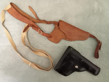 Muy buenas.
Vendo estas fundas de buen cuero y en muy buen estado para pistola del 9 corto, tipo Astra, 00