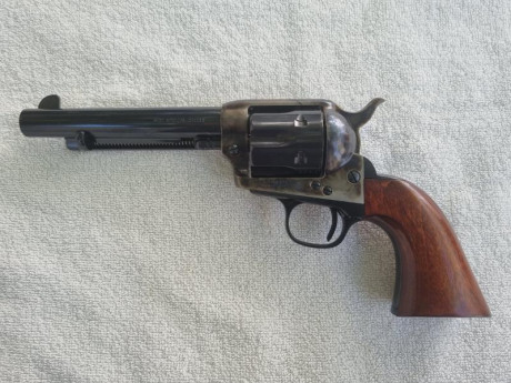 Se vende revolver UBERTI calibre 45 Colt de 5,5" en buen estado con certificado de réplica antigua, 02