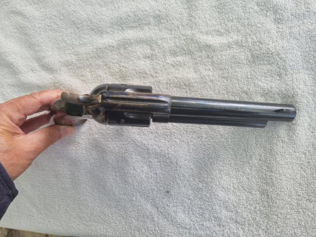 Se vende revolver UBERTI calibre 45 Colt de 5,5" en buen estado,  con certificado de réplica antigua, 00