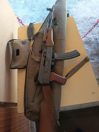 Buenas noches ,se vende carabina marca Adler calibre 22
Replica AK 47 con tres cargadores dos de 30 cartuchos 00