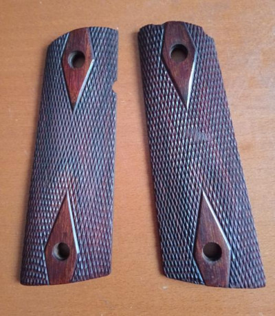 Buenos días compañeros 
Vendo estas preciosas cachas de madera de roble para pistolas tipo 1911
Artesanas
Envío 00