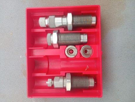 :o Hola. Venderia accesorios para recarga del 7,62x54r compuestos por: 
Dies de la marca lee. Acompañados 02