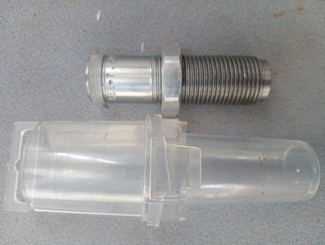 :o Hola. Venderia accesorios para recarga del 7,62x54r compuestos por: 
Dies de la marca lee. Acompañados 10